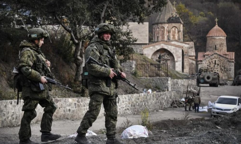Σκοτώνουν χωρίς διακρίσεις οι Αζέροι ενώ διαπράττουν γενοκτονία-Πυροβολήθηκε από ελεύθερο σκοπευτή και σκοτώθηκε Ρώσος Στρατιώτης (Βίντεο)